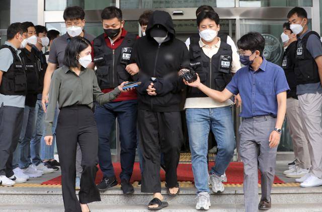 인하대 캠퍼스에서 동급생을 성폭행하고 숨지게 한 가해자 A씨(20)가 22일 오전 인천 미추홀경찰서에서 나와 검찰로 송치되고 있다. 뉴스1