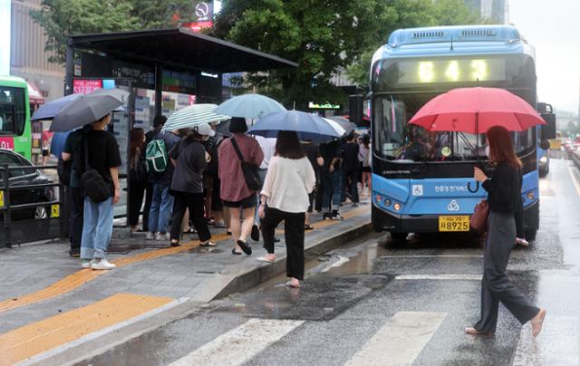 9일 오전 서울 강남역에서 출근길 시민들이 버스를 기다리고 있다. 연합뉴스