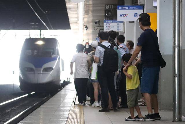 지난달 26일 오전 동대구역에서 이용객들이 열차를 기다리고 있다. 대구= 뉴스1