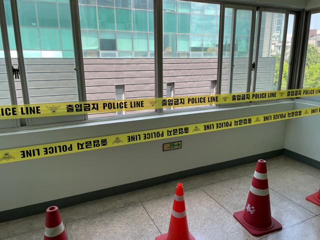 지난달 25일 인천 용현동 인하대 한 단과대학 건물 2층과 3층 사이 계단 창가에 폴리스라인이 설치돼 있다. 이환직 기자