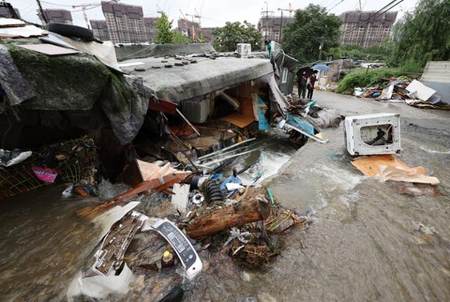 9일 오후 구룡마을 판잣집이 전날 밤 내린 폭우로 쓰러진 채 방치돼 있다. 연합뉴스