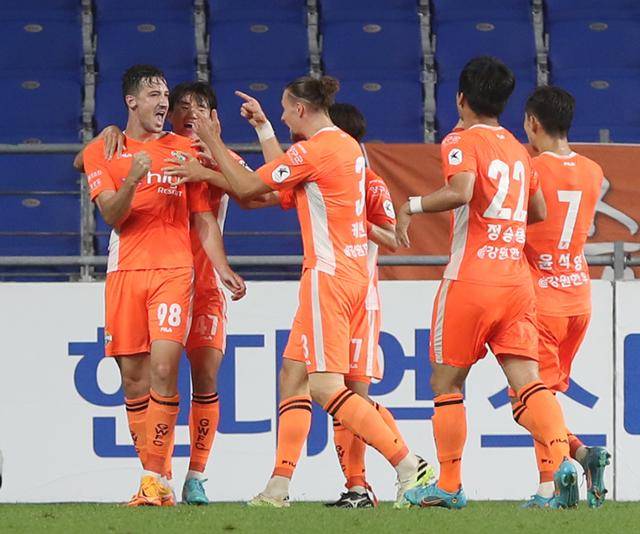 강원FC 발샤(왼쪽 첫 번째)가 7월 5일 울산 문수축구경기장에서 열린 K리그1 울산 현대와의 경기에서 골을 넣은 후 동료들의 축하를 받고 있다. 울산=연합뉴스