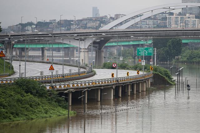 8일 내린 폭우로 9일 서울 중랑천이 범람해 있다. 뉴시스