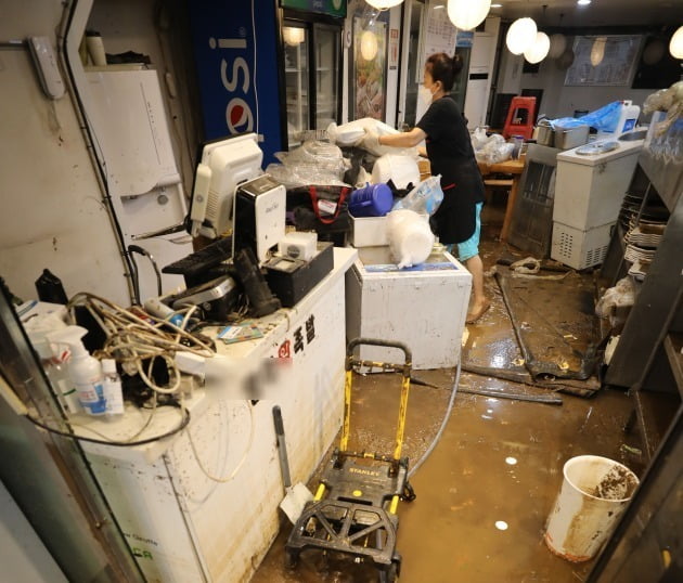 9일 서울 동작구 남성사계시장에서 폭우로 피해를 입은 상인들이 복구 작업을 하고 있다 사진=뉴스1