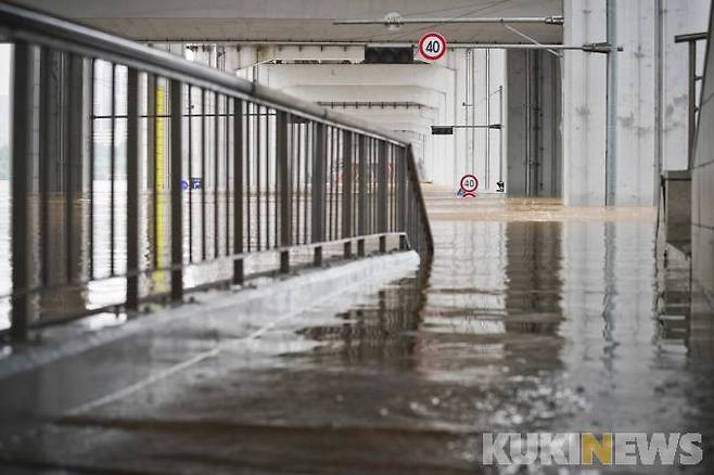 9일 오후 서울 한강 잠수교가 전날 수도권을 비롯한 중부지방에 내린 기록적인 폭우로 인해 한강수위가 상승해 물에 잠겨있다.