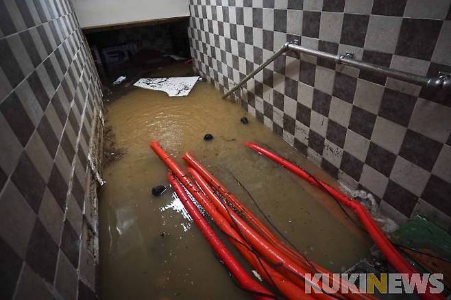 9일 오전 서울 동작구 남성사계시장 한 건물에 전날 내린 폭우로 지하가 물에 잠겨있다.  사진=임형택 기자