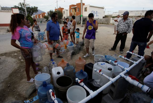 지난 3일 멕시코 몬테레이주에서 30㎞ 떨어진 가르시아의 한 마을에 주민들이 물을 얻기 위해 줄을 길게 늘어서 있다. 로이터연합뉴스