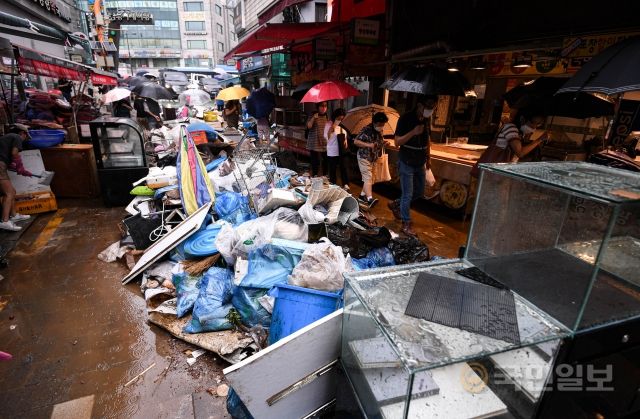 서울 동작구 남성사계시장에 폭우로 침수돼 있던 집기들이 쓰레기 더미처럼 쌓여 있다. 이한결 기자