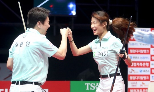4세트 혼복에서 경기를 마무리 한 용현지(오른쪽)와 김종원(사진=PBA)