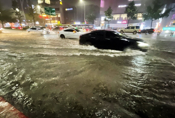 80년만의 역대급 폭우로 서울 강남구 신사역 일대 도로가 물에 잠겨 있다.[사진 = 연합뉴스]