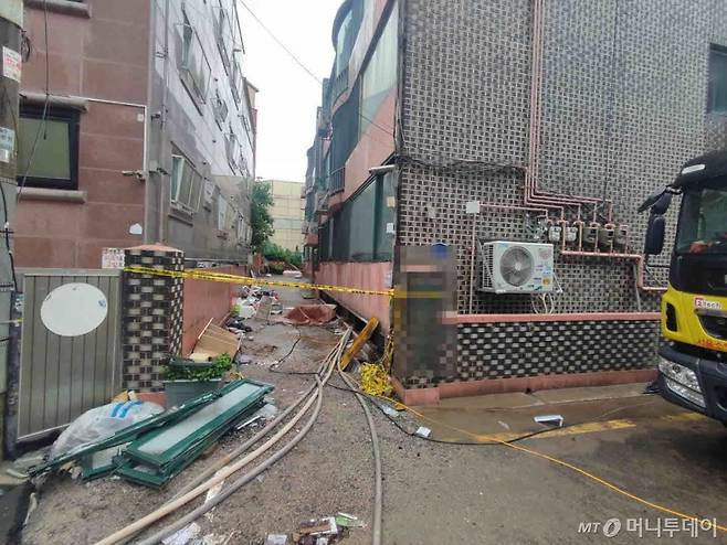 지난 8일밤 침수 피해로 일가족 3명이 사망한 서울 관악구 신사동의 한 빌라. /사진=정세진 기자