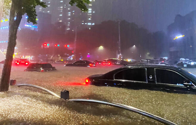 서울에 집중호우가 내린 8일 밤 서울 대치역 인근 도로가 침수. 차량이 물에 잠겨 있다. [연합]