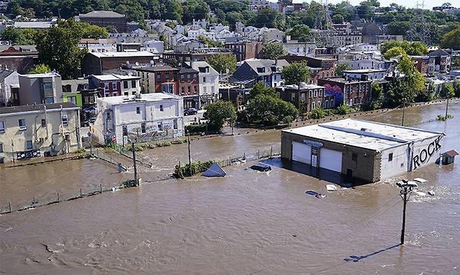 2021년 9월 2일(현지시간) 미국 펜실베이니아주 필라델피아의 스쿨킬강이 허리케인 '아이다'가 동반한 기록적인 폭우로 범람해 주변 일대가 물에 잠겨 있다. 필라델피아=AP연합뉴스