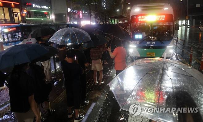 지하철 중단에 만원버스 (서울=연합뉴스) 한상균 기자 = 폭우로 1호선 일부 구간이 침수된 8일 밤 영등포역 버스정류장이 시민들로 붐비고 있다.
1호선이 개봉-오류동 선로 침수로 운행을 중단했다. 2022.8.8 xyz@yna.co.kr