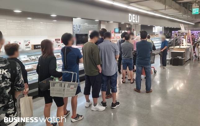 비가 오는 궂은 날씨에도 당당치킨의 인기는 여전했다. / 사진=한전진 기자 noretreat@