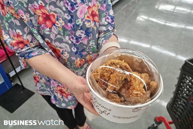 구입에 성공한 한 주부가 당당치킨을 들어보이고 있다. / 사진=한전진 기자 noretreat@