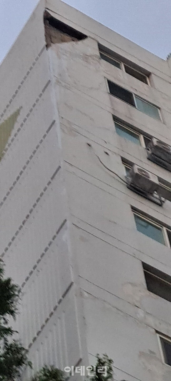 서울 양천구 목동의 한 아파트 단지에서 콘크리트 벽체가 떨어졌다. (사진=인터넷 커뮤니티 캡쳐)