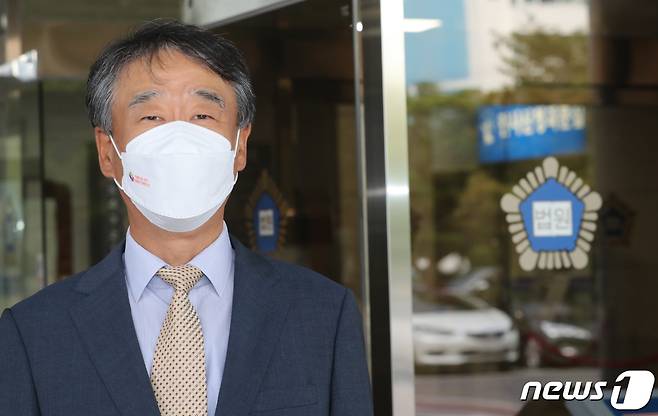 윤석열 정부 첫 대법관 후보에 제청된 오석준 제주지방법원장이 지난달 28일 오후 제주지법에서 퇴근하며 취재진 질문에 답하고 있다. 2022.7.28/뉴스1 ⓒ News1 오현지 기자