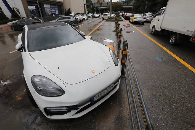 지난 9일 서울 서초구 서초동 진흥아파트 앞 서초대로에 침수로 고립된 차량들이 엉켜있다. /뉴스1