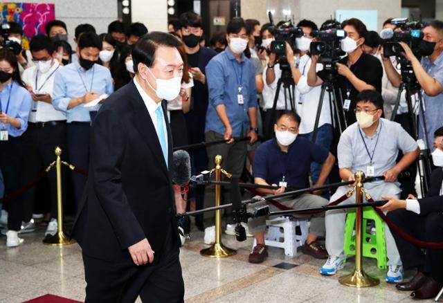 윤석열 대통령이 8일 서울 용산 대통령실 청사에서 열린 출근길 문답을 마친 후 집무실로 향하고 있다. 서재훈 기자