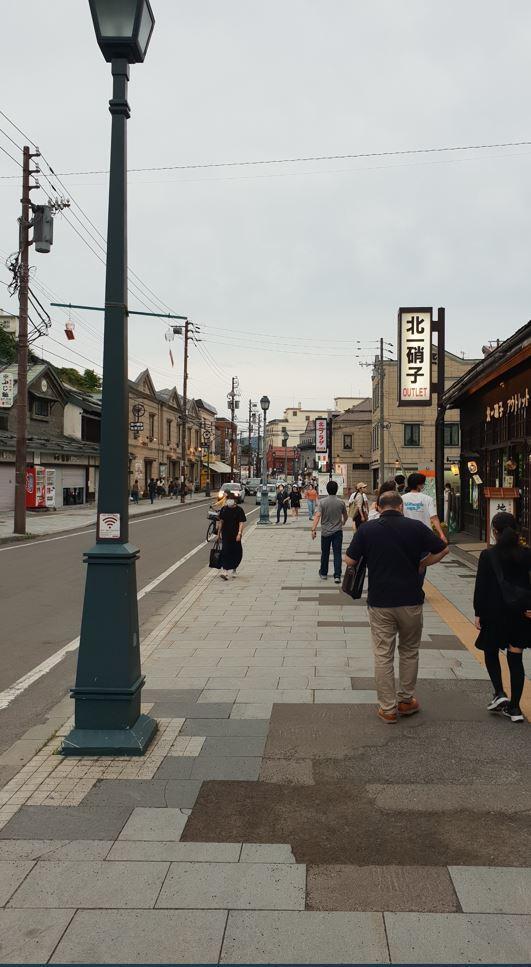 오타루 거리. 일본 전통 가옥과 19세기 개화기 시절 들여온 서양식 건물이 조화를 이루고 있다. 가로등에 걸린 유리종이 바람에 흔들리고 있다. 양승준 기자