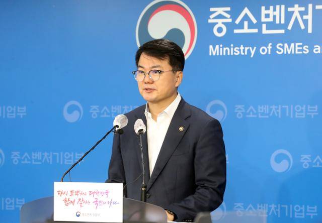 조주현 중소벤처기업부 차관이 9일 정부세종청사에서 6월 말 기준 한국고용정보원에 고용보험 가입 정보를 제공한 약 3만4,000개 사의 벤처·스타트업이 76만1,000여 명을 고용했다고 설명하고 있다. 뉴시스