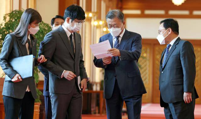 문재인(오른쪽에서 두 번째) 대통령이 5월 4일 청와대 본관에서 열린 백서 발간 기념 국정과제위원회 초청 오찬에 참석하며 탁현민(세 번째) 의전비서관에게 보고받고 있다. 왕태석 선임기자