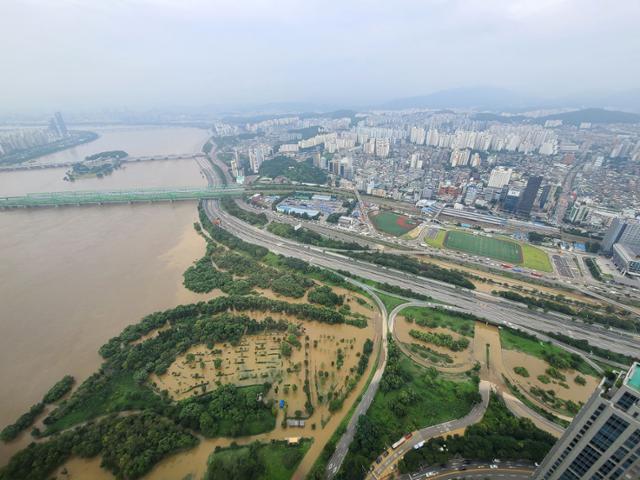 10일 서울 한강이 전날 내린 폭우로 인해 흙탕물로 변해 있다. 뉴스1