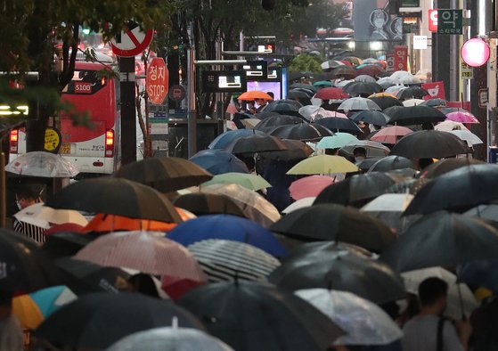 폭우가 계속된 9일 서울 신논현역 일대가 퇴근 버스를 타려는 시민들로 북적이고 있다. 뉴스1