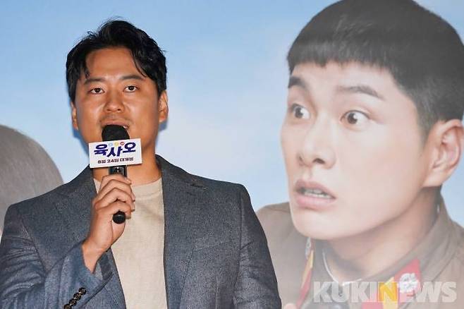 배우 이순원이 10일 오후 서울 용산구 CGV용산아이파크몰에서 열린 영화 '육사오' 언론시사회에서 취재진 질문에 답하고 있다.