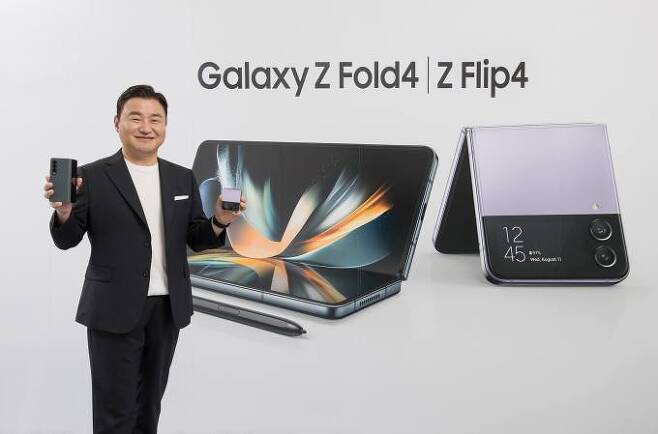 노태문 삼성전자 MX사업부 사장이 10일(한국시간) 삼성 갤럭시 언팩 2022 (Samsung Galaxy Unpacked 2022: Unfold Your World)에서 차세대 폴더블 스마트폰 갤럭시 Z 플립4(Galaxy Z Flip4)와 갤럭시 Z 폴드4(Galaxy Z Fold4)를 소개하고 있다.