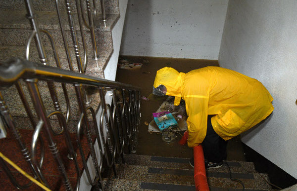 전날 내린 폭우로 9일 서울 동작구 사당동 주택가가 수해를 입은 모습. 최현규 기자