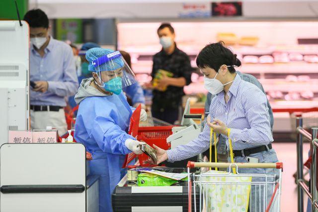 지난 1일 중국 상하이에 한 슈퍼마켓에서 손님이 물건을 계산하고 있다. 신화뉴시스