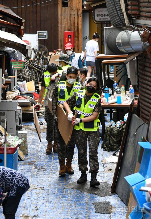 10일 서울 동작구 남성사계시장에서 대민 지원 나온 군인들이 짐을 옮기고 있다.
