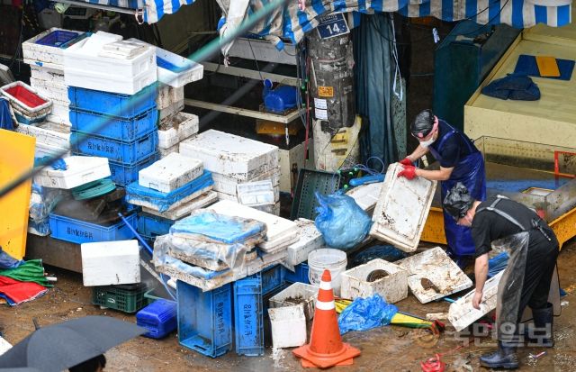 지난 9일 서울 동작구 남성사계시장에서 생선 가게 상인들이 복구 작업을 하고 있다.