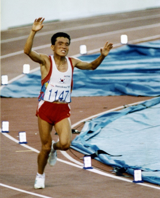 현지시간 1992년 8월9일 바르셀로나 올림픽 메인스타디움 결승선을 향해 역주하는 황영조. 사진=대한육상연맹 제공