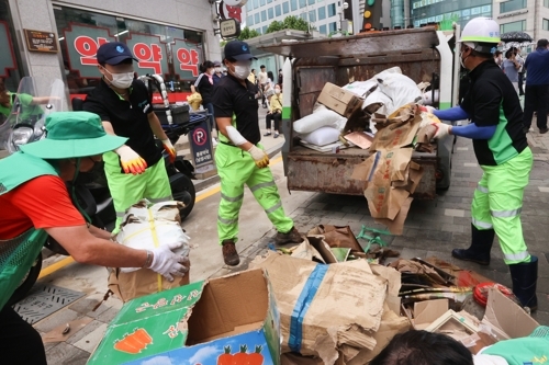 10일 서울시 관계자들이 지난 이틀간 폭우로 침수 등 피해를 입은 서울 동작구 남성사계시장에서 발생한 쓰레기를 정리하고 있다. 연합뉴스