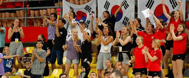 한국을 응원하는 유럽 팬들과 다른 나라 대표팀 선수들.  [국제핸드볼연맹 인터넷 홈페이지 사진. 재판매 및 DB 금지]