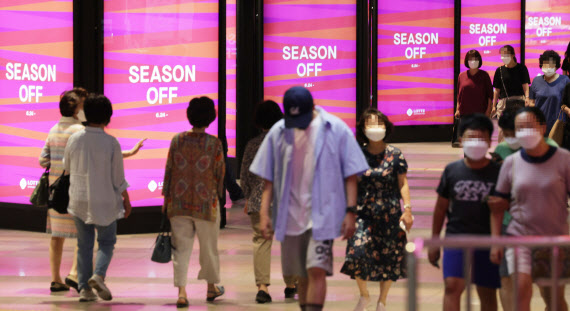 지난 6월 서울 시내 한 백화점에 정기세일 기간 쇼핑을 즐기려는 인파가 몰려들고 있다.(사진=연합뉴스)