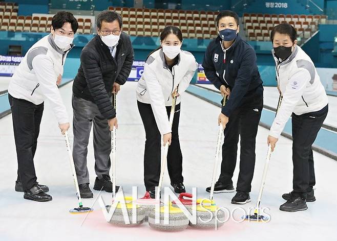 믹스더블 국가대표 정병진 선수, 강릉시 김홍규 시장, 김지윤 선수, 대한컬링연맹 김용빈 회장, 믹스더블 지도자 양재봉 감독(왼쪽부터)이 11일 강릉컬링센터에서 열린 미디어데이에서 기념촬영을 하고 있다.(대한컬링연맹 제공)