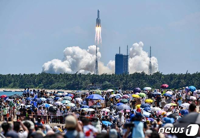 중국 남부 하이난성 원창시에서 시민들이 천궁 우주정거장으로 향하는 로켓의 발사 장면을 지켜보고 있다. 2022.07.24 ⓒ AFP=뉴스1 ⓒ News1 정윤미 기자