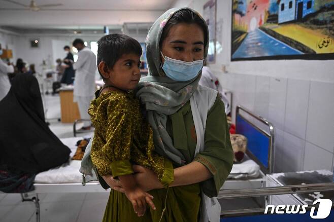 아프가니스탄 남부 헬만드주(州) 라슈카르가시의 한 병동에서 영양실조로 치료를 받는 아동의 모습. 2022. 7. 21. ⓒ AFP=뉴스1 ⓒ News1 최서윤 기자