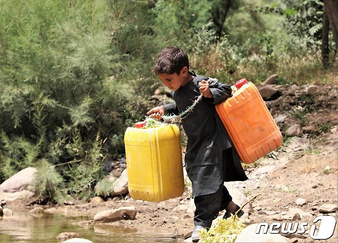 식수를 옮기고 있는 아프가니스탄 아동 모습. 월드비전 제공. ⓒ 뉴스1