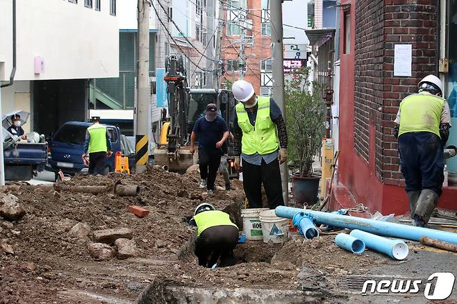 수도권에 많은 비를 뿌린 정체전선이 남하하며 대구·경북에도 많은 비가 예보된 가운데 10일 오후 대구 북구 대현동 주택가에서 상수도 노후 관로 교체 공사가 진행되고 있어 폭우 피해가 없도록 각별한 주의가 요구된다. 2022.8.10/뉴스1 ⓒ News1 공정식 기자