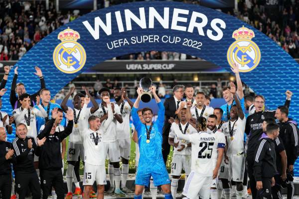 레알 마드리드(스페인) 선수들이 10일(현지시간) 핀란드 헬싱키의 올림픽 스타디움에서 열린 2022 유럽축구연맹(UEFA) 슈퍼컵 정상에 올라 트로피를 들고 환호하고 있다. 지난 시즌 UEFA 챔피언스리그(UCL) 우승팀인 레알 마드리드는 유로파리그 챔피언 아인트라흐트 프랑크푸르트(독일)를 2-0으로 꺾고 슈퍼컵을 품에 안았다.사진|AP/뉴시스