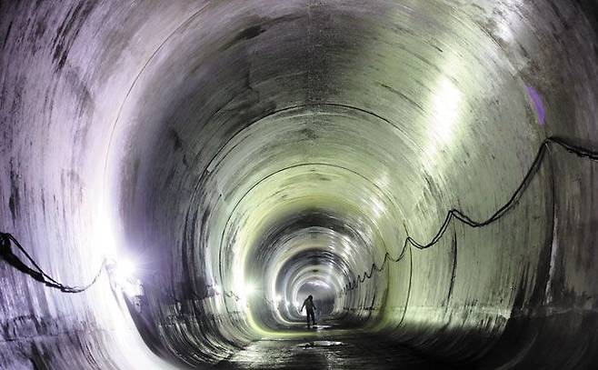 지하 40m에 32만t 빗물 저장 가능한 '신월 터널' - 서울시가 2020년 5월 완공한‘대심도 빗물터널’인 양천구 신월빗물저류배수시설의 모습. 지하 40m 깊이에 지름 10m 규모로 만들었다. 서울시에서 가장 큰 배수 시설로 시간당 95~100㎜의 폭우가 쏟아져도 버틸 수 있다. /연합뉴스