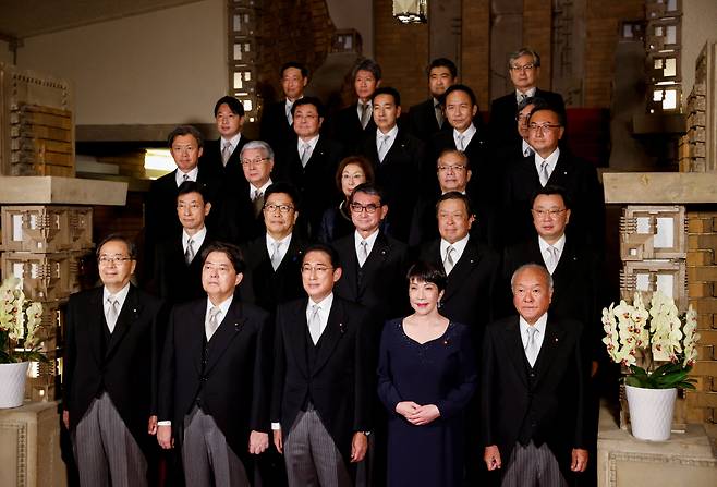 기시다 후미오(맨 앞줄 가운데) 일본 총리가 10일 도쿄 총리관저에서 새 내각 각료들과 함께 기념 촬영을 하고 있다. 기시다 총리는 이날 각료 19명 중 14명을 물갈이하는 대폭 인사를 단행했다.