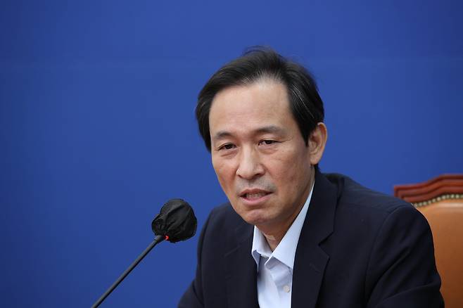 코로나19 확진 후 자택 격리를 마친 더불어민주당 우상호 비상대책위원장이 11일 오후 국회에서 기자간담회를 하고 있다. /연합뉴스