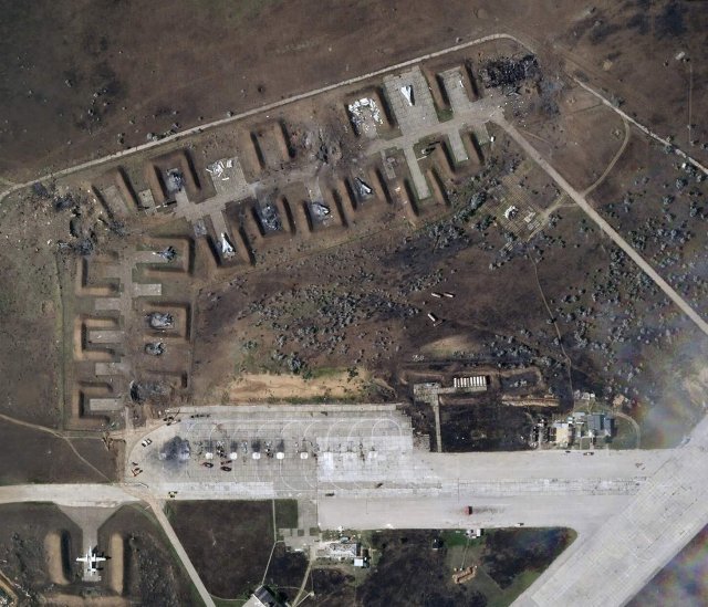 10일 촬영한 크림반도 사키 러시아 공군기지 위성사진에 적어도 전투기 9대가 파괴된 정황이 포착됐다. AP 플래닛랩스