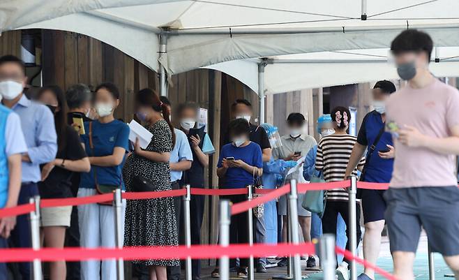 10일 서울 송파구 보건소 코로나19 선별진료소를 찾은 시민들이 검사를 받기 위해 차례를 기다리고 있다. 연합뉴스